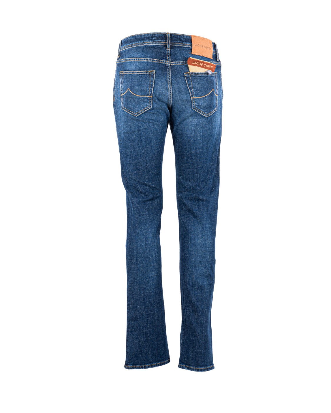 shop JACOB COHEN  Jeans: Jacob Cohen jeans "Nick".
Modello a cinque tasche con logo ricamato sul taschino.
Passanti al punto vita.
Chiusura con bottoni.
Bottone con logo a rilievo e finitura rame.
Patta interna ricamata con nome del pantalone e citazione del fondatore.
Salpa in cavallino con logo ricamato in ecopelle dal colore a contrasto.
Include bandana con stampa maiolica e rocchetto di filo
Profumati con l’esclusiva fragranza Jacob Cohën.
Composizione: 98% cotone, 2% elastan.
Made in Italy.. S3736 NICK-932D number 8049060